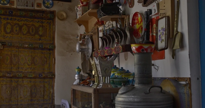 مجموعة من الأدوات التقليدية في متحف، لقطة داخلية.