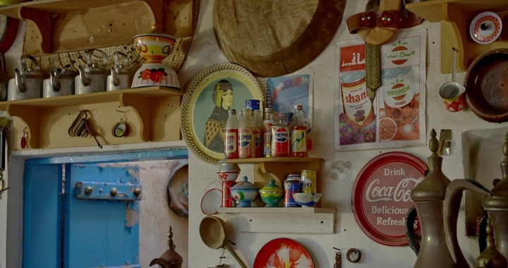 مجموعة من القطع الأثرية القديمة في متحف، لقطة داخلية.