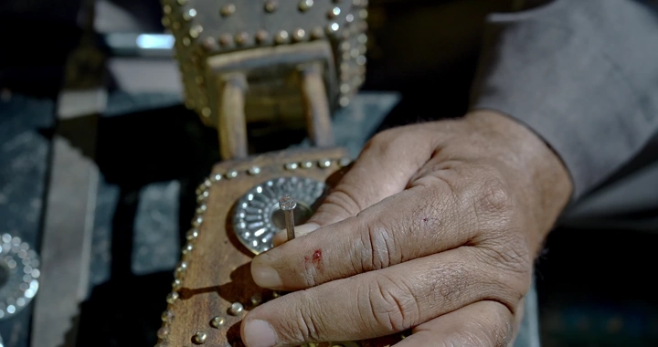 يد حرفي يعمل على مبخرة تقليدية، لقطة قريبة.