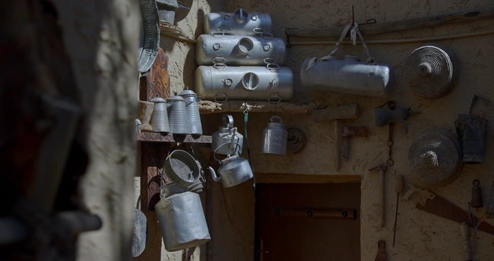 مجموعة أدوات تقليدية معلقة في متحف، لقطة نهارية.