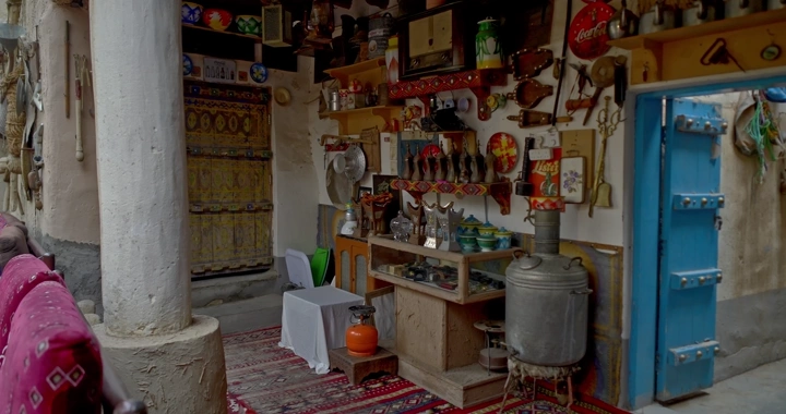 رجل يمشي في متحف تراثي، لقطة داخلية.