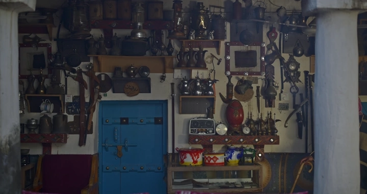 مجموعة أدوات تقليدية على جدار في متحف، لقطة داخلية.