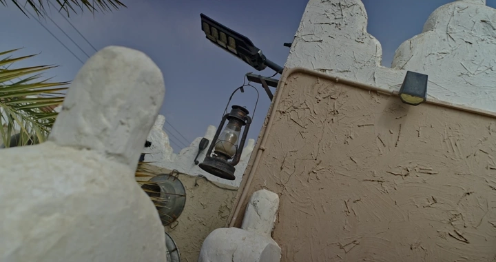 سراج معلق على جدار بيت طيني، لقطة قريبة.