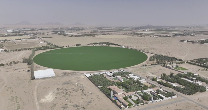 مزرعة دائرية خضراء في الصحراء، لقطة جوية.
