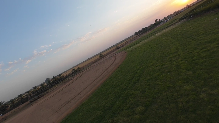 منظر جوي لمزرعة خضراء عند الغروب، لقطة جوية.