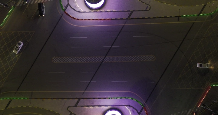 تقاطع طرق مضاء في حائل ليلاً، لقطة جوية.