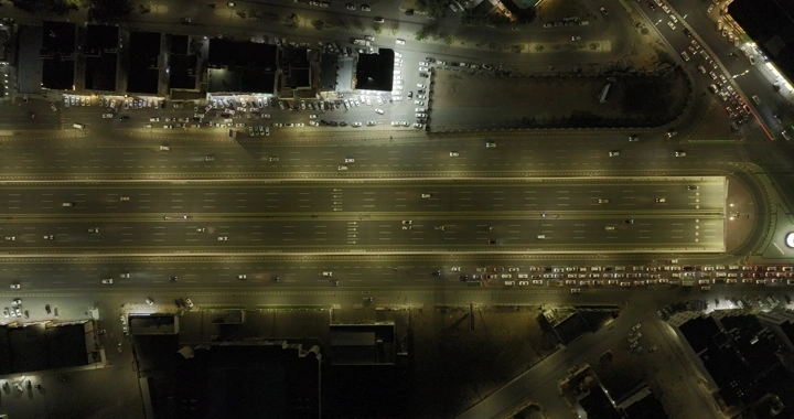 شارع مضاء في حائل ليلاً، لقطة جوية.