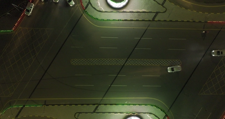 تقاطع طرق في حائل ليلاً، لقطة جوية.