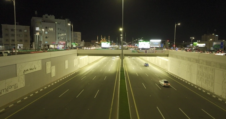 طريق سريع في مدينة حائل ليلاً، لقطة من الأعلى.