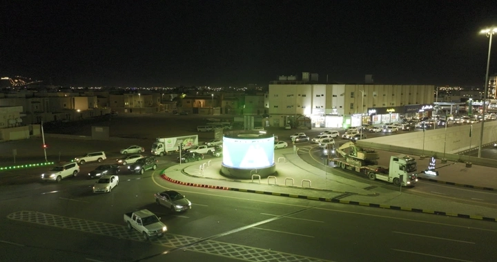 تقاطع مزدحم في مدينة حائل ليلاً، لقطة جوية.