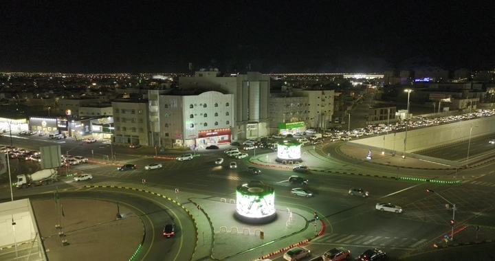 تقاطع في مدينة حائل ليلاً، لقطة جوية.