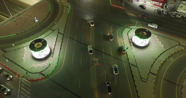 تقاطع طرق في مدينة حائل ليلاً، لقطة جوية.