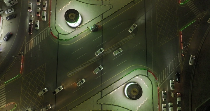 تقاطع في مدينة حائل ليلاً، لقطة جوية.