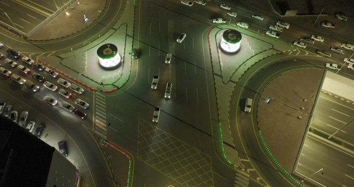 تقاطع طرق في مدينة حائل ليلاً، لقطة جوية.