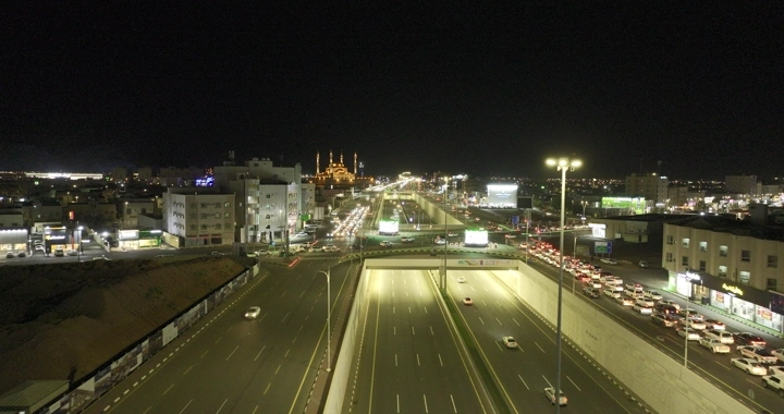 مدينة حائل ليلاً مع حركة المرور، لقطة جوية.