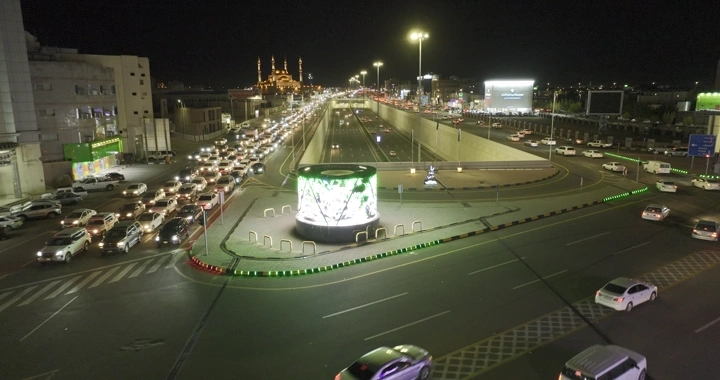 شارع مزدحم في مدينة حائل ليلاً، لقطة جوية.
