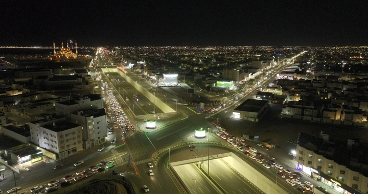 مدينة حائل ليلاً بإضاءة الشوارع، منظر جوي.