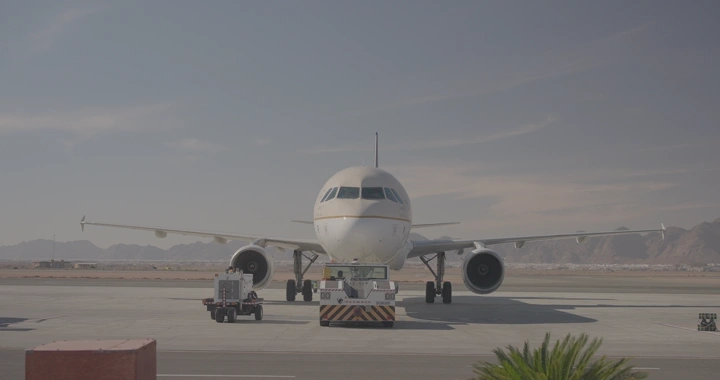 طائرة على المدرج في مطار، لقطة أمامية.