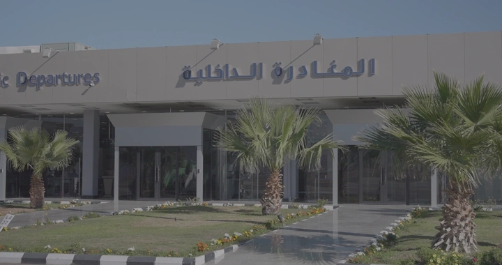 مدخل صالة المغادرة الداخلية في مطار نهاراً، لقطة أرضية.