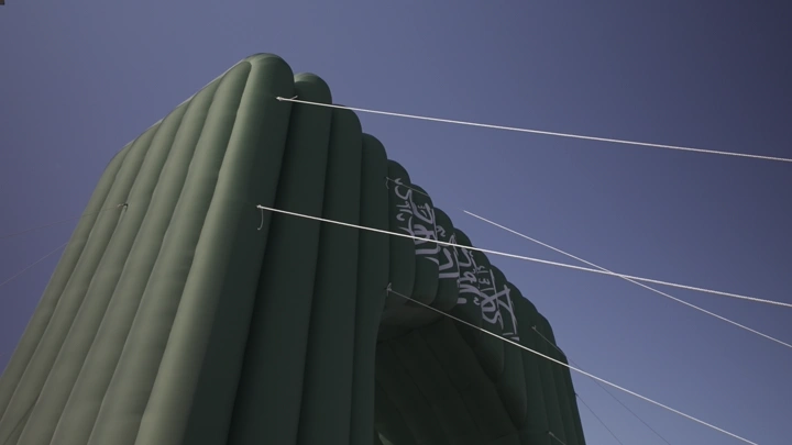 نصب أخضر على شكل علم السعودية في حائل بمناسبة اليوم الوطني، تصوير من زاوية منخفضة.