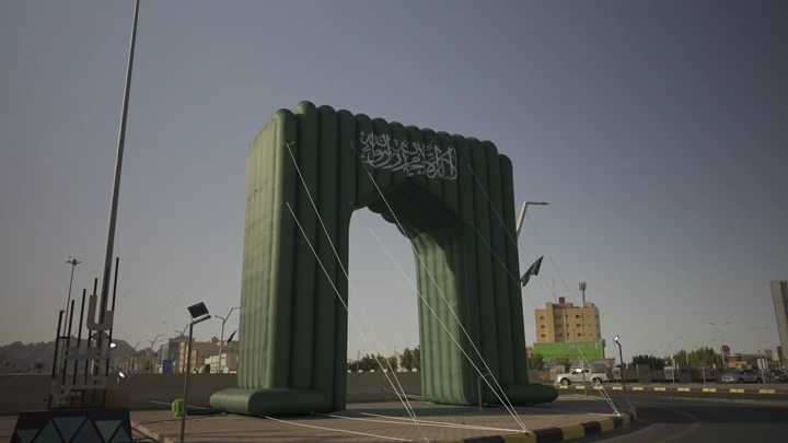 قوس أخضر في حائل بمناسبة اليوم الوطني السعودي، لقطة نهارية.
