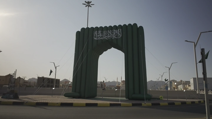 قوس أخضر في حائل للاحتفال باليوم الوطني السعودي، لقطة نهارية.