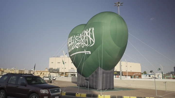 مجسم قلب أخضر بعلم السعودية في حائل، لقطة نهارية.