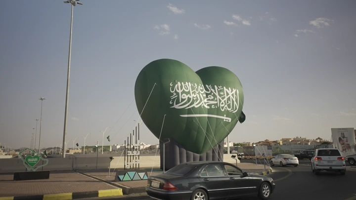 مجسم قلب أخضر في حائل للاحتفال باليوم الوطني السعودي، تصوير نهاري.