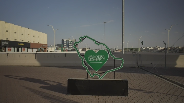 مجسم خريطة السعودية مع قلب أخضر في حائل، لقطة نهارية.
