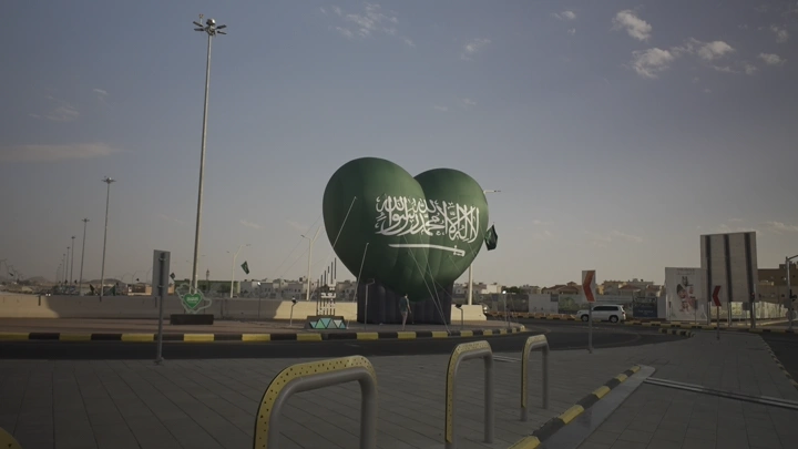 مجسم قلب أخضر في حائل بمناسبة اليوم الوطني السعودي، لقطة نهارية.