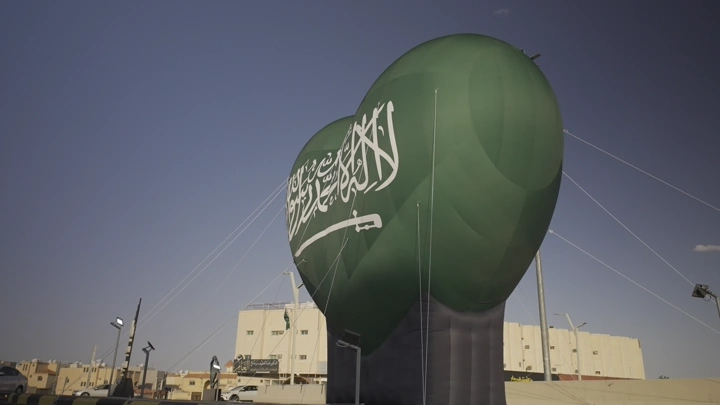 مجسم قلب أخضر في حائل بمناسبة اليوم الوطني السعودي، لقطة نهارية.