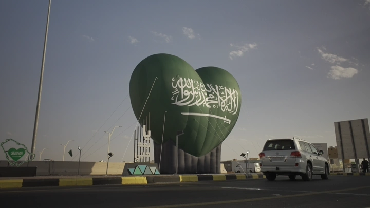 مجسم قلب أخضر بشعار السعودية في حائل، لقطة نهارية.