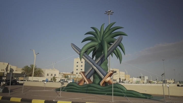 مجسم نخلة وسيوف في حائل، تصوير نهاري.