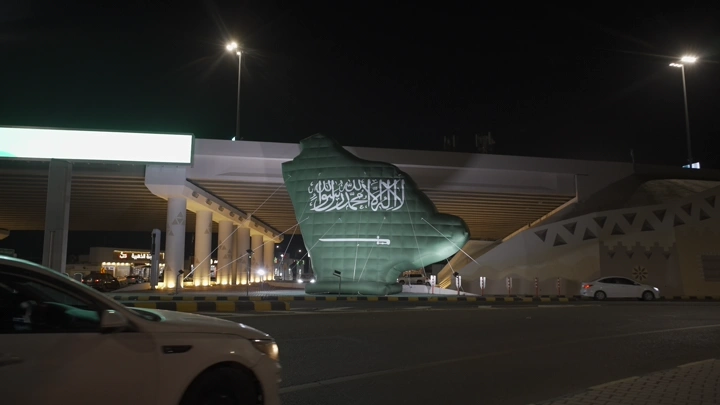 مجسم خريطة السعودية مضاء ليلاً في حائل، لقطة ليلية.