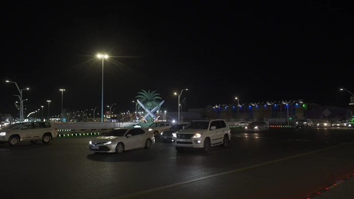 شارع مضاء في حائل خلال الليل، تصوير ليلي.