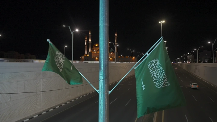أعلام سعودية ترفرف في حائل ليلاً، تصوير ليلي.