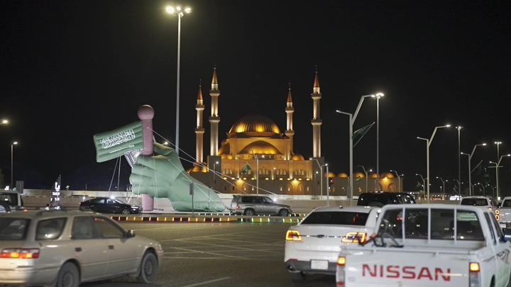 مسجد الراجحي مضاء ليلاً في حائل خلال اليوم الوطني السعودي، لقطة ليلية.