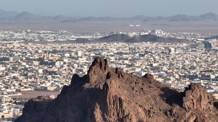 جبل المغواة في مدينة حائل، منظر جوي نهاري.