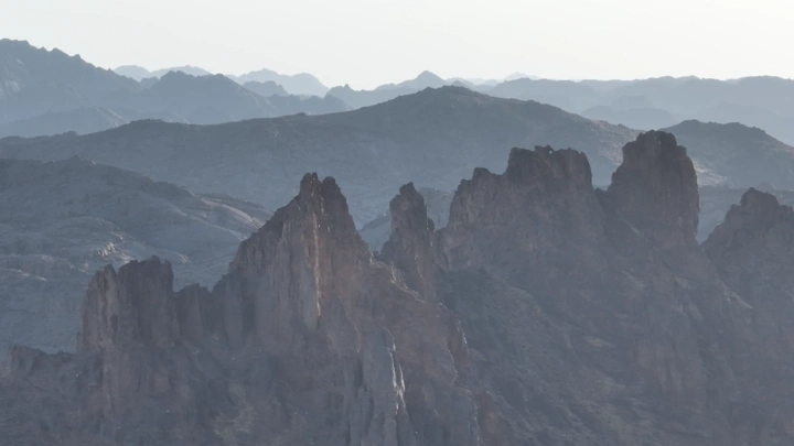 جبال المغواة في حائل تحت ضوء الشمس، لقطة بعيدة.