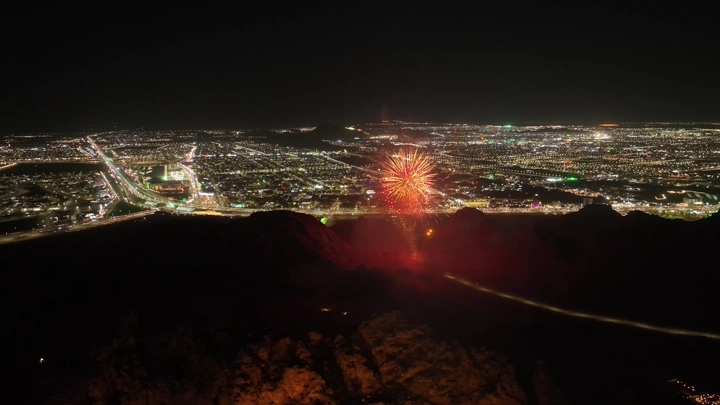 ألعاب نارية فوق مدينة حائل ليلية، لقطة جوية.