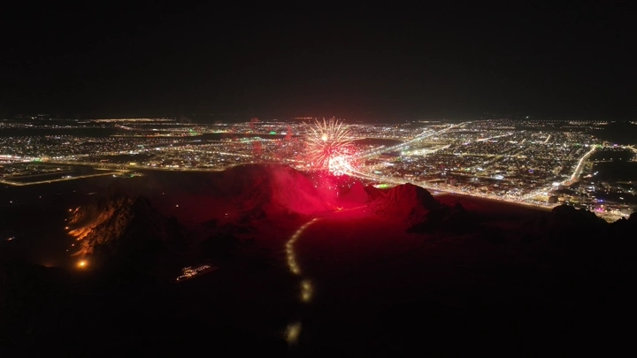 ألعاب نارية فوق مدينة حائل، لقطة جوية.