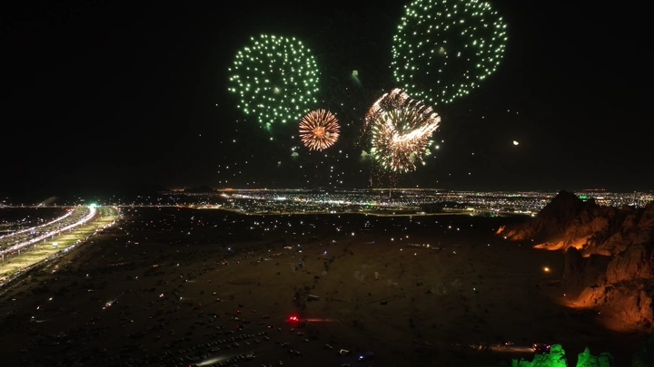 ألعاب نارية في سماء المدينة ليلاً، لقطة جوية.