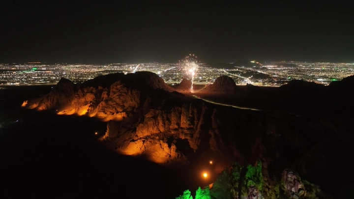 ألعاب نارية فوق مدينة حائل، لقطة جوية.