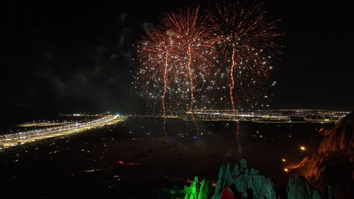 ألعاب نارية في سماء مدينة ليلًا، لقطة جوية.