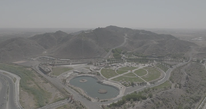 حديقة السمراء في منطقة جبلية نهاراً، لقطة جوية.