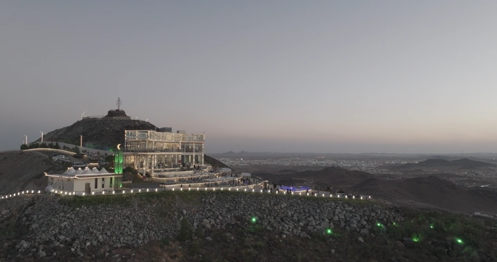 مطل حديقة السمراء على تلة عند الغروب، لقطة جوية.