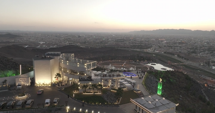 منظر جوي لحديقة السمراء عند الغروب، لقطة درون.