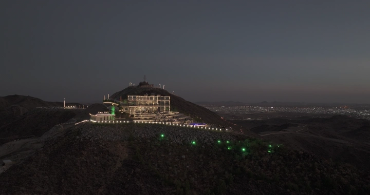 مطل حديقة السمراء مضاء على قمة جبل في حائل، لقطة جوية.