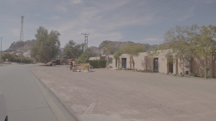 أكشاك فواكه وخضار على جانب الطريق عقده في منطقة جبلية، لقطة نهارية.