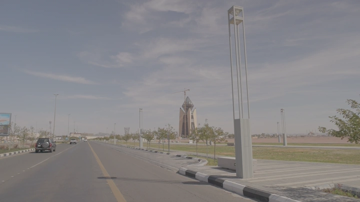 برج الجوهرة في حائل، تصوير نهاري من زاوية الطريق.